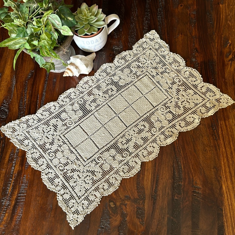 Vintage Doily-EUC-Off White-19x12